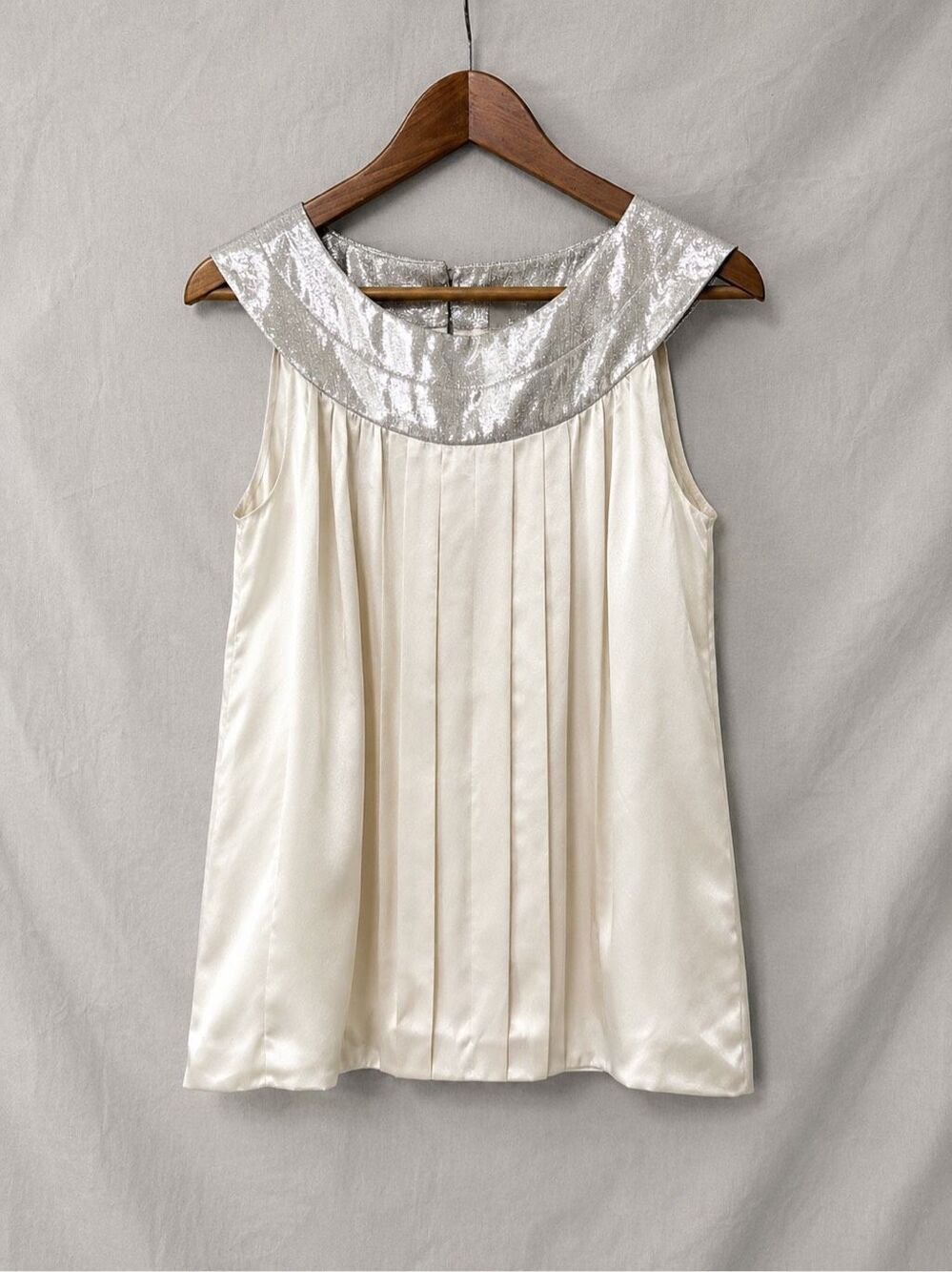 Julie Haus 100% Silk Ivory Sleeveless Blouse Silver Metallic Pleated Top Size M